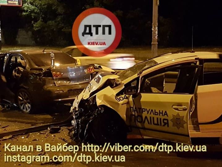 В Киеве во время погони за BMW патрульный автомобиль столкнулся с другой машиной