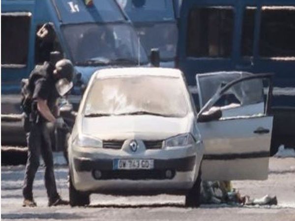 ﻿Чоловік, який протаранив поліцейську машину в Парижі, присягав на вірність ІДІЛ