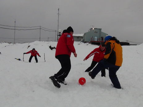 ﻿Українські полярники відсвяткували середину зими купанням у крижаній воді та перетягуванням каната
