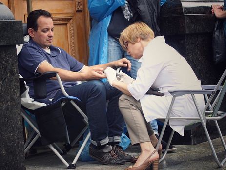 Врач сообщил о близком к критическому состоянии здоровья голодающих под Администрацией Президента нардепах