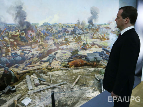 Навальный сообщил, что на Медведева подали в суд из-за Twitter