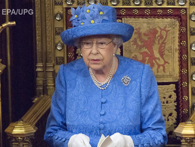 ﻿Британці побачили схожість капелюшка королеви Єлизавети II з прапором Євросоюзу