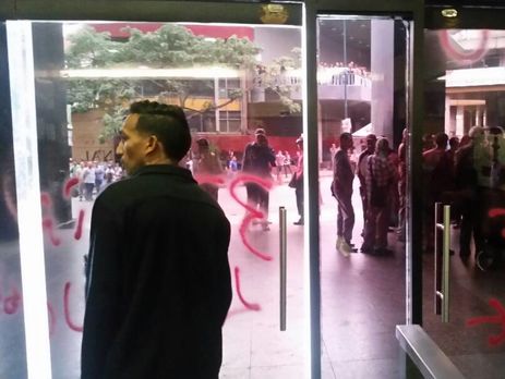 В Венесуэле группа вооруженных людей напала на здание парламента, есть пострадавшие