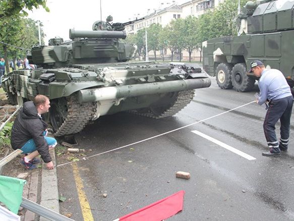 В Минске танк врезался в столб по дороге на репетицию парада