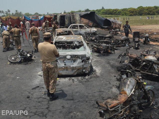 В результате ДТП с участием бензовоза в Пакистане погибли 140 человек
