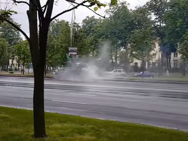 В Минске танк снес столб и дерево во время репетиции военного парада. Видео