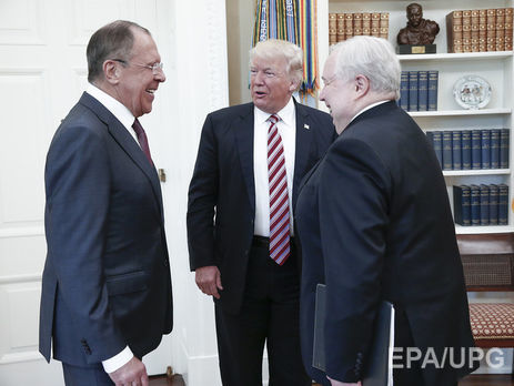 Сергей Кисляк (справа) готовится покинуть российское посольство в США