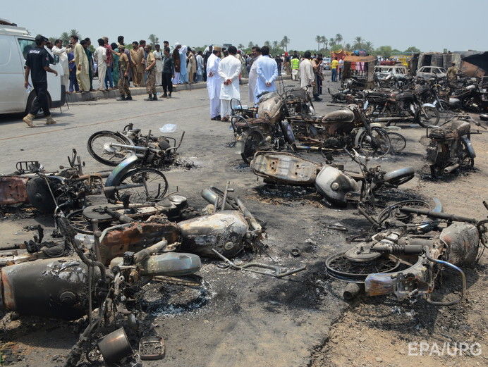 Число жертв аварии с бензовозом и пожара в Пакистане возросло до 153 человек