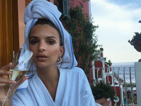 Ратаковски показала ягодицы в бикини