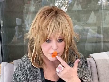 ﻿Пугачова у спортивному платті прогулялася Юрмалою з чоловіком і дітьми