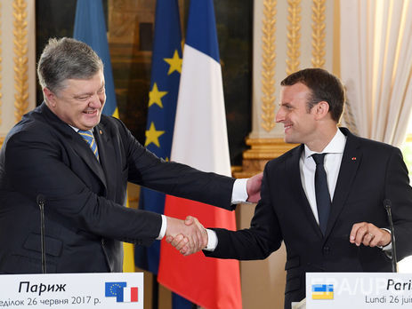 Фейгин заявил, что Кремль заблокировал видео совместного брифинга Макрона и Порошенко