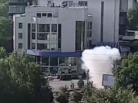 В сети показали момент взрыва автомобиля в Киеве. Видео