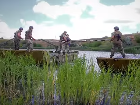 ﻿Підрозділи сил АТО відпрацювали форсування річки в Донецькій області. Відео