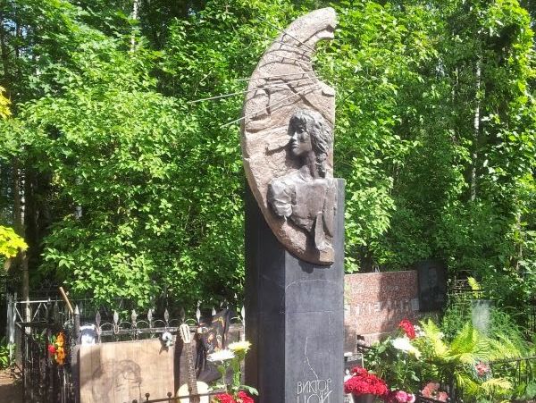 В Петербурге осквернили могилу Цоя