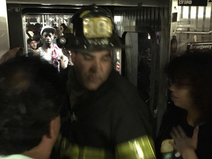 ﻿У Нью-Йорку з рейок у метро зійшов потяг, постраждало 34 людини
