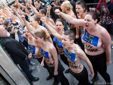 В Париже Femen разделись против фашизма. Фоторепортаж