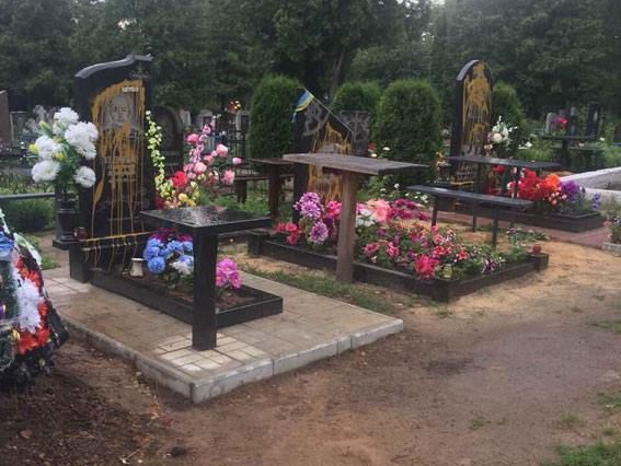 ﻿У Сумській області вандали облили фарбою пам'ятники на могилах бійців АТО