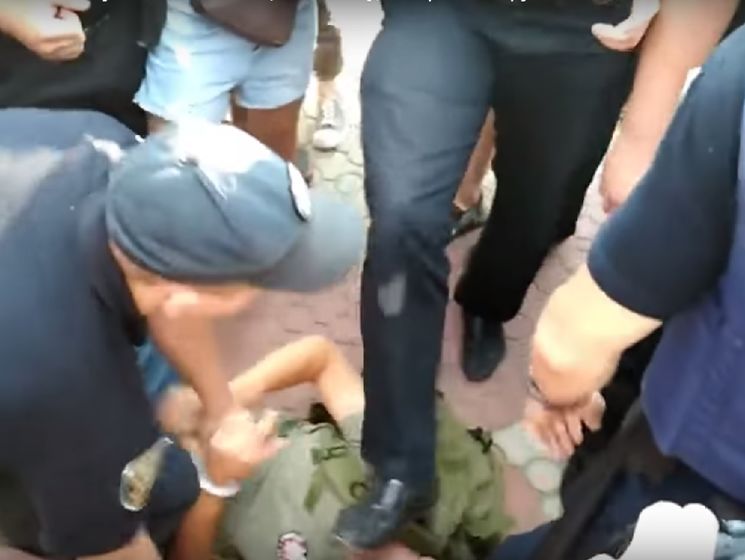 ﻿Поліцейський Миколаєва наступив на голову людині, що лежала в наручниках. Відео