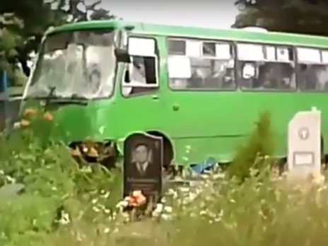 Под Черкассами пьяные выпускники угнали маршрутку и разгромили кладбище