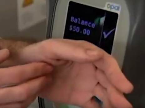 Австралийский биохакер вживил под кожу проездной