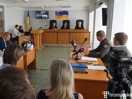 Прокуратура зачитывает обвинение Януковича в госизмене