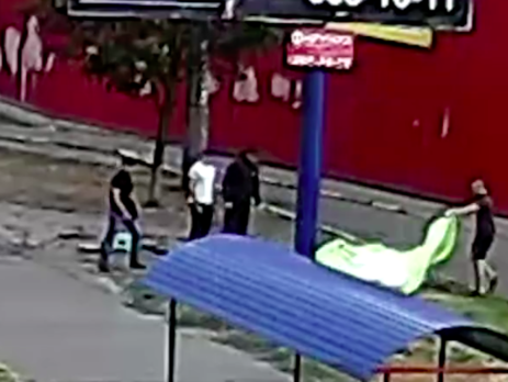 В Киеве на Позняках неизвестные напали на палатку, в которой собирали подписи за строительство экозаправки – местный житель