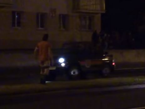 В Минске на репетиции парада мужчина показал гениталии, а затем ударил полицейского и сбежал. Видео