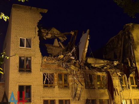 Взрыв в оккупированном Донецке разрушил часть здания университета торговли. Фоторепортаж