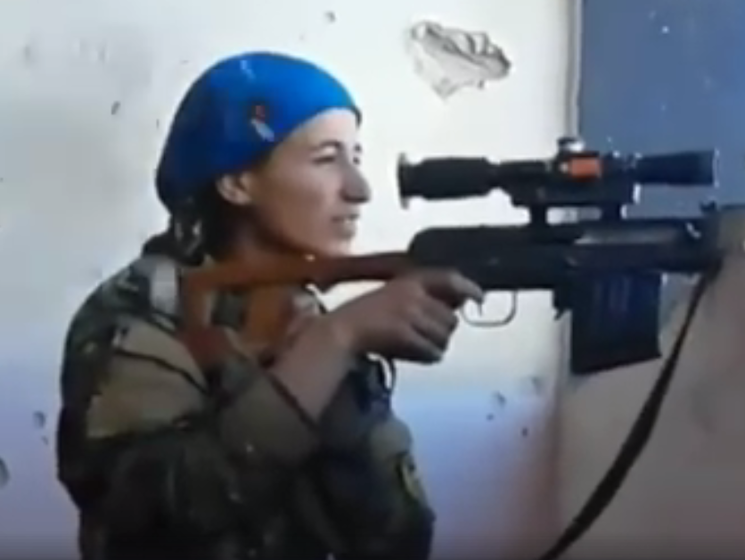 ﻿Бої за Ракку: Дівчина-снайпер розсміялася після того, як куля пролетіла поруч із її головою. Відео