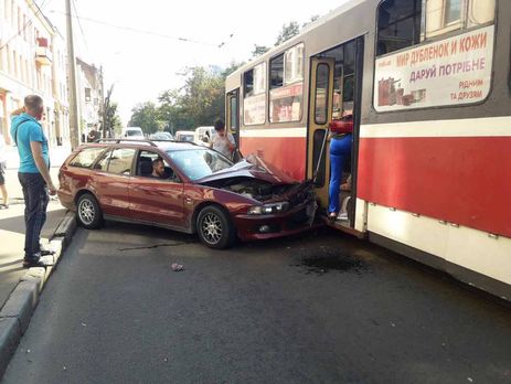 В Харькове автомобиль врезался в трамвай. Фоторепортаж