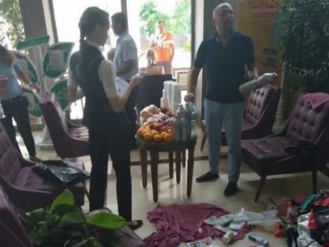 Супружеская пара из РФ пыталась украсть из турецкого отеля туалетную бумагу, халаты и полотенца. Видео