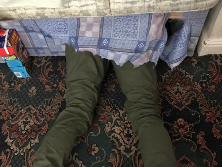 ﻿Англієць сховався від поліцейських під ліжком, залишивши ноги зовні