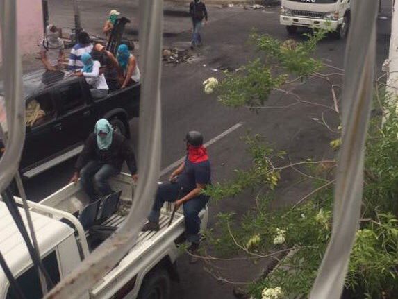 В Венесуэле на представительство оппозиции напала военизированная группировка "колективос"