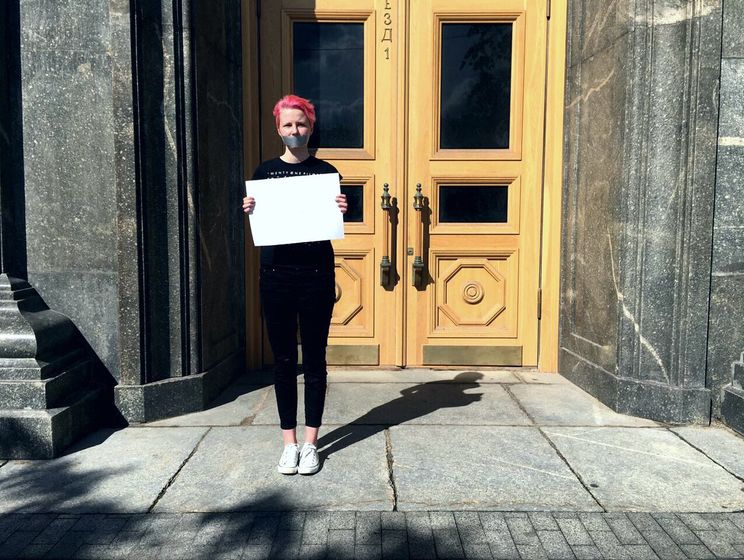 В Москве задержаны девушки, стоявшие в одиночных пикетах с чистыми листами бумаги
