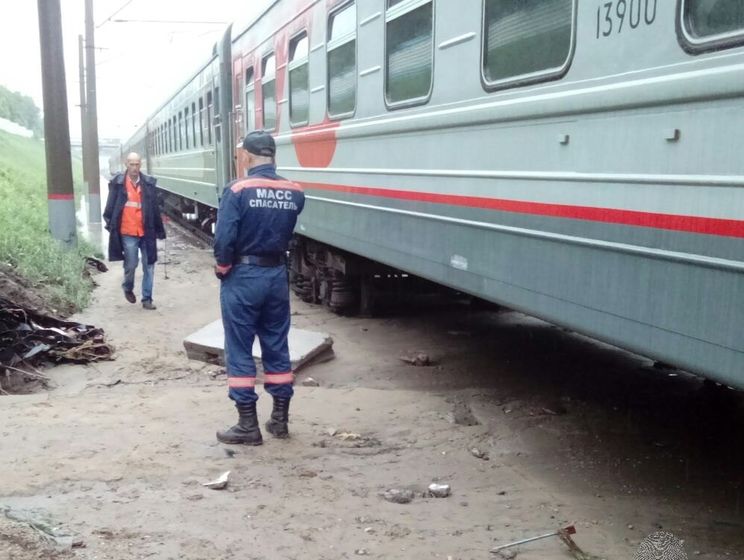 ﻿Потоки нечистот змили з рейок локомотив пасажирського поїзда в Новосибірську