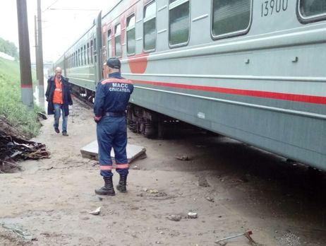 Бруд затопив залізничні колії в Росії
