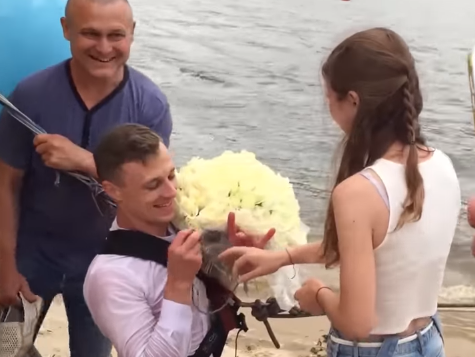 ﻿У Києві чоловік упав у Дніпро, намагаючись злетіти на повітряних кулях, щоб освідчитися дівчині. Відео