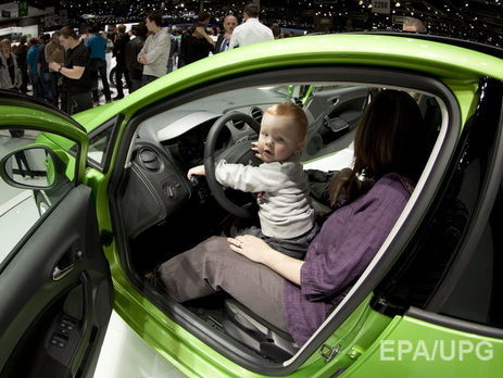 В России запретили оставлять детей в машине без присмотра