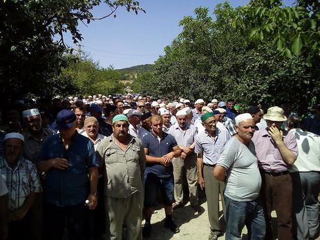 Тысячи крымских татар пришли на похороны матери Чийгоза