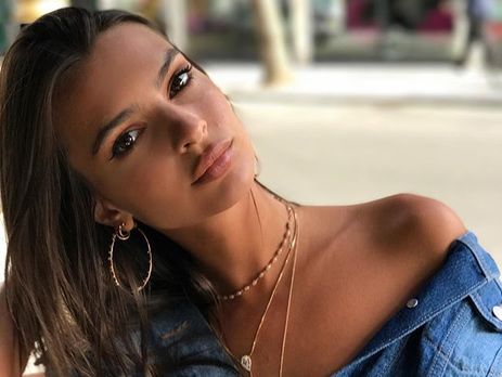 Ратаковски обнажила грудь