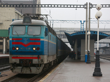 "Укрзалізниця" будет снова продавать билеты на поезда в Крым