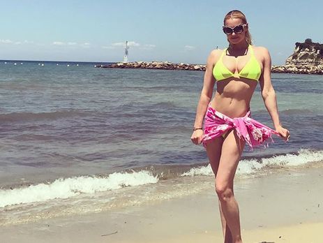 Волочкова показала растяжку, стоя на пляже