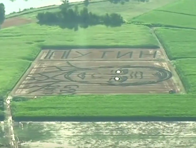 Итальянский фермер с помощью трактора и плуга создал огромный портрет Путина. Видео
