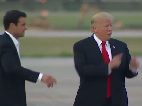 Трампу пришлось подсказывать, что он пошел не в том направлении. Видео