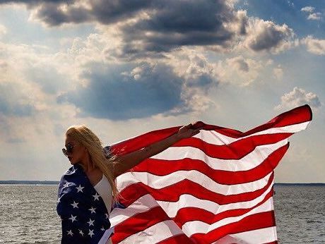 ﻿Агілера поділилася знімками в купальнику та з американським прапором. Фоторепортаж