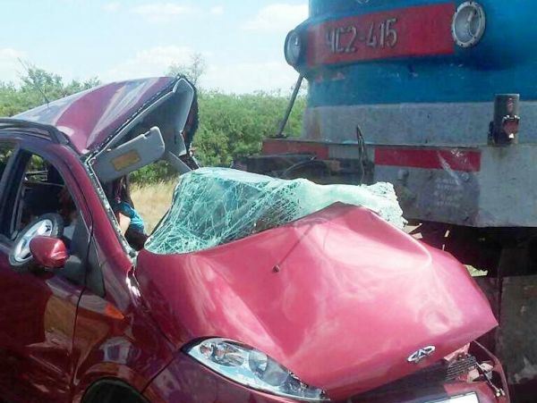 В Запорожской области поезд врезался в автомобиль, трое погибших &ndash; ГСЧС