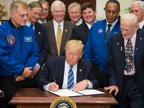 ﻿Космонавт Олдрін емоційно відреагував на заяву Трампа про відродження Нацради з космосу. Відео