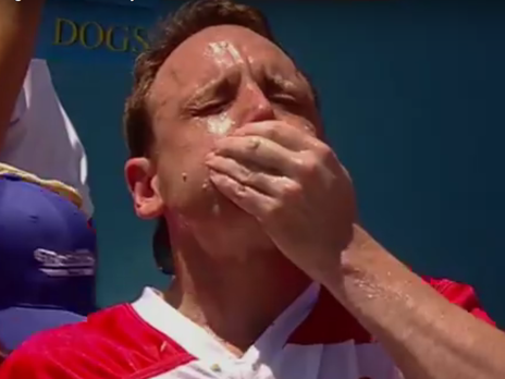 Американец за 10 минут съел 72 хот-дога. Видео