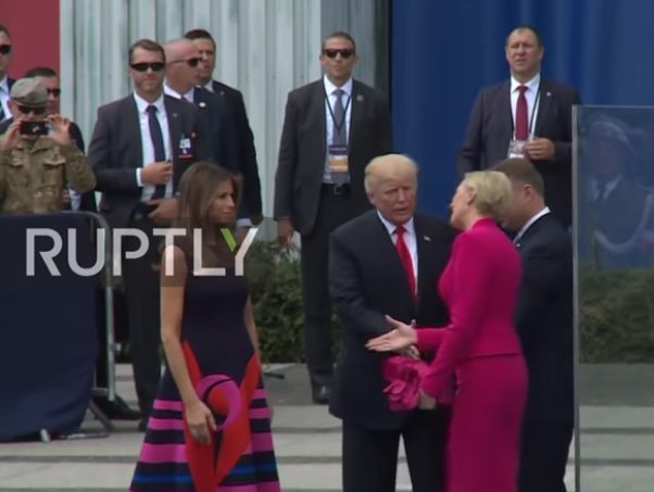 Жена президента Польши проигнорировала рукопожатие Трампа. Видео