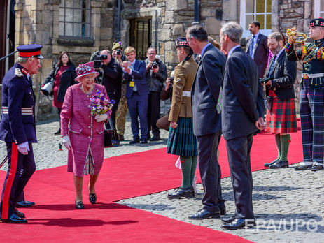 Пони попытался съесть букет Елизаветы II